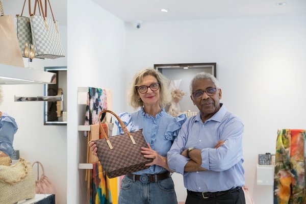 Comment les accessoires peuvent-ils transformer une tenue basique ?